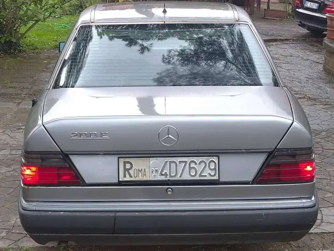 Usata Mercedes 200 122 CV (89 kW) 1992 Grigio Berlina