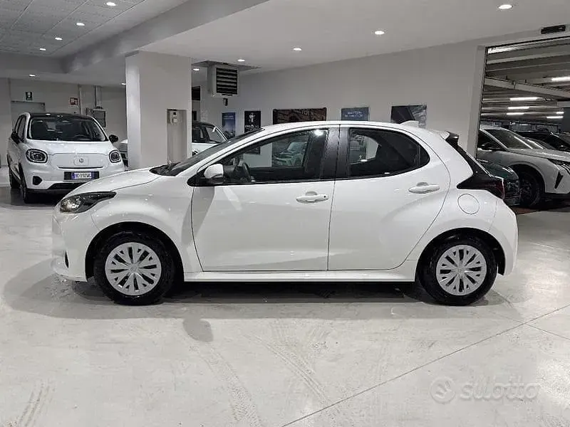 Usata Toyota Yaris Hybrid Active 116 CV (85 kW) 2025 Bianco Berlina
