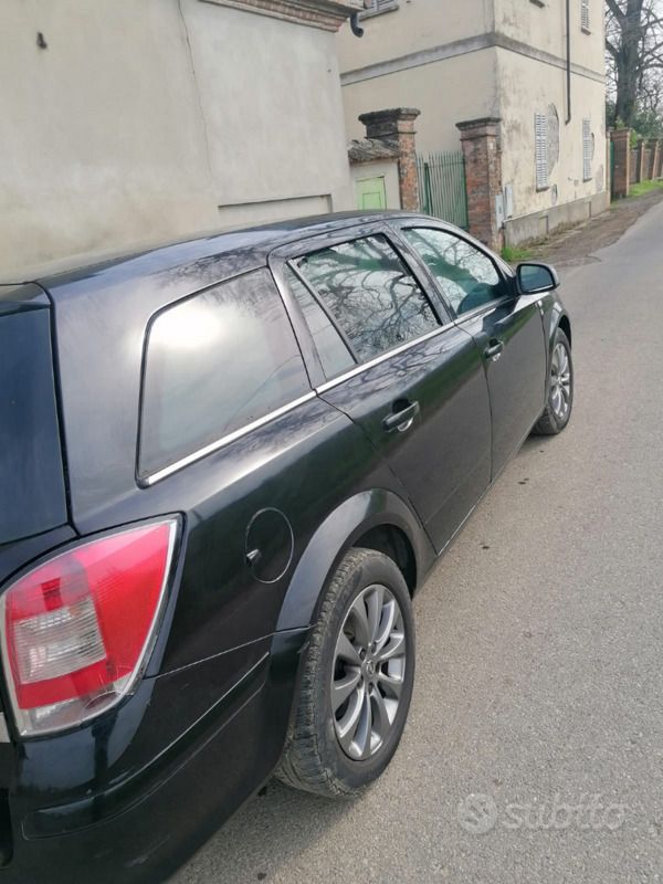 Usata Opel Astra Enjoy 116 CV (85 kW) 2010 Nero Station wagon