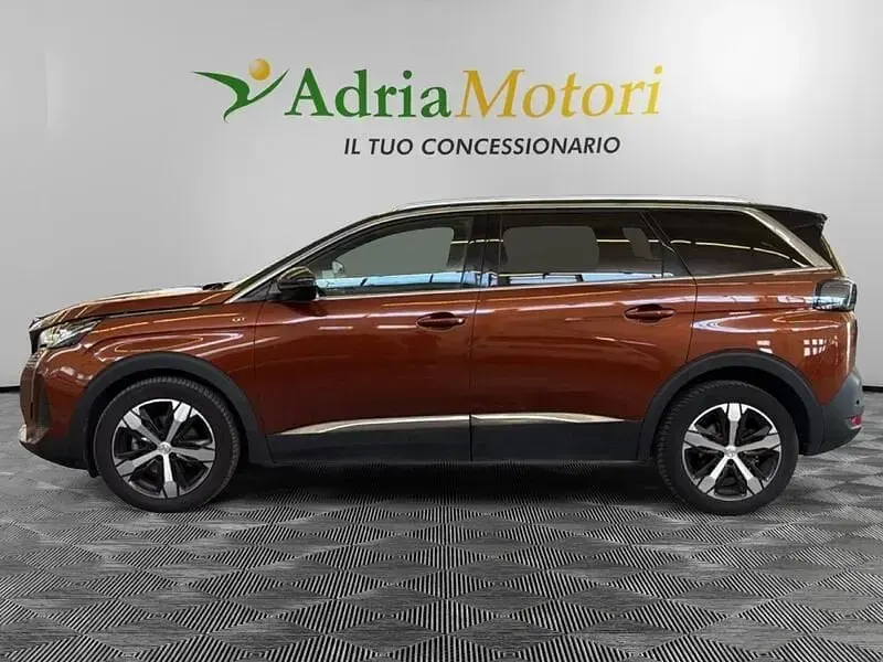 Usado Peugeot 5008 GT 177 CV (130 kW) 2022 Marrón SUV
