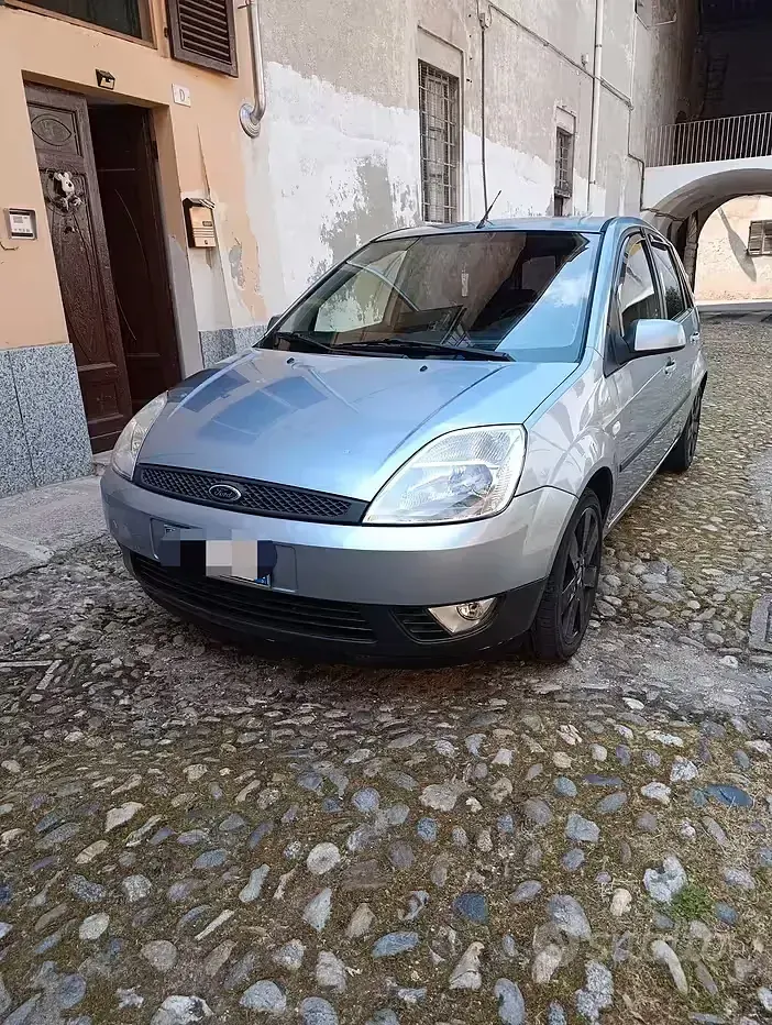 Usata Ford Fiesta 68 CV (50 kW) 2005 Bluazzurro Utilitaria
