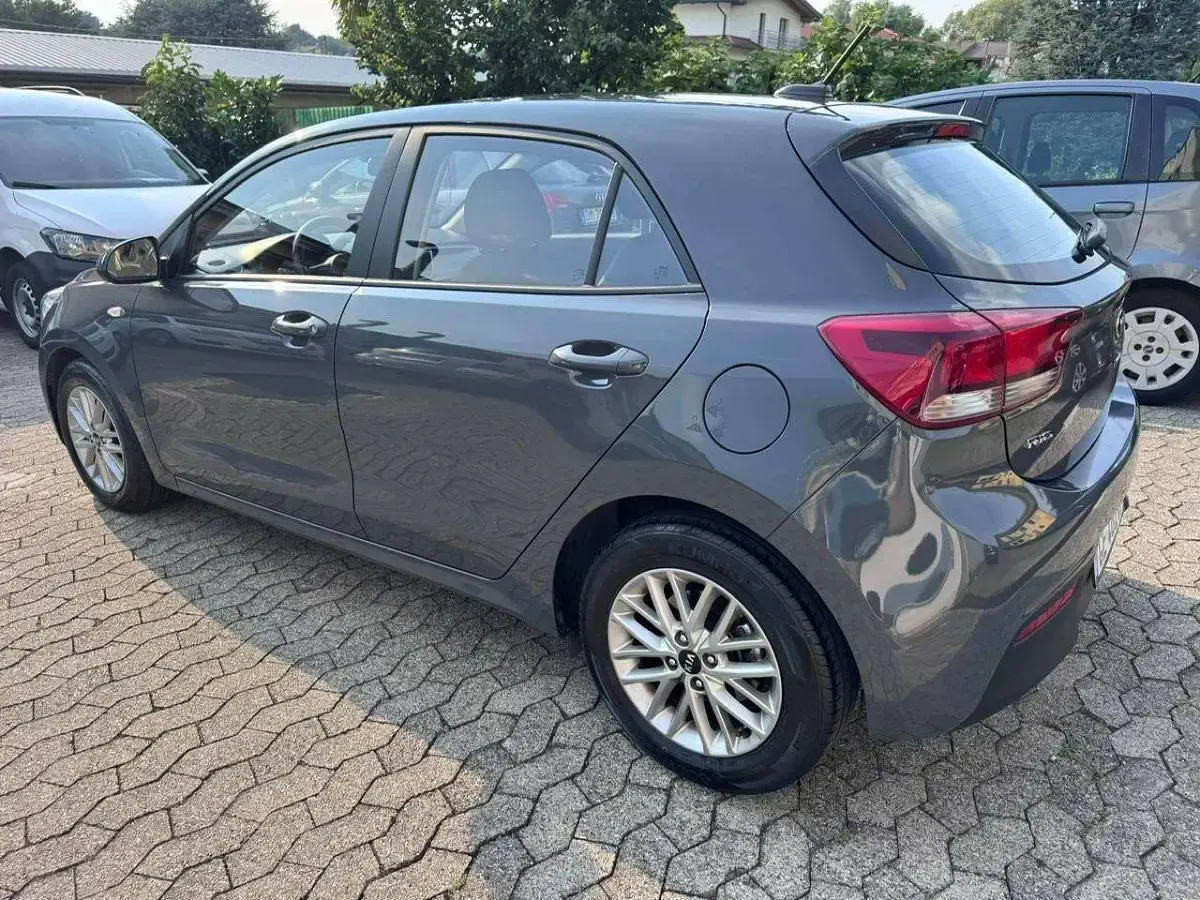 Usata Kia Rio Style 101 CV (74 kW) 2021 Grigio Berlina