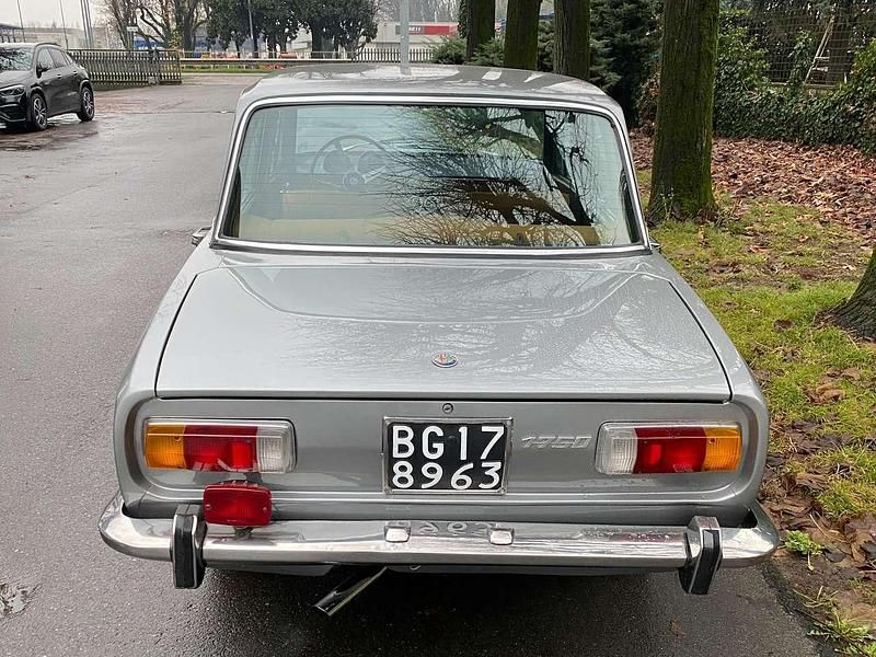 Usata Alfa Romeo 1750 118 CV (86 kW) 1968 Grigio Berlina