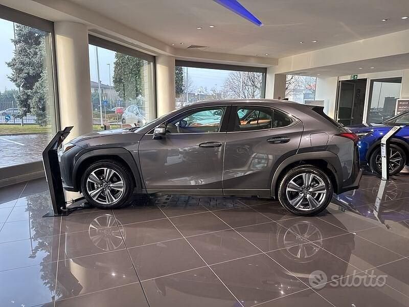 Usata Lexus UX 300e Luxury Line 150 kW (204 CV) 2024 Grigio SUV