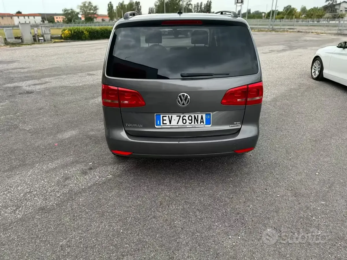 Begagnad VW Touran 150 HK (110 kW) 2014 Grå Minibuss