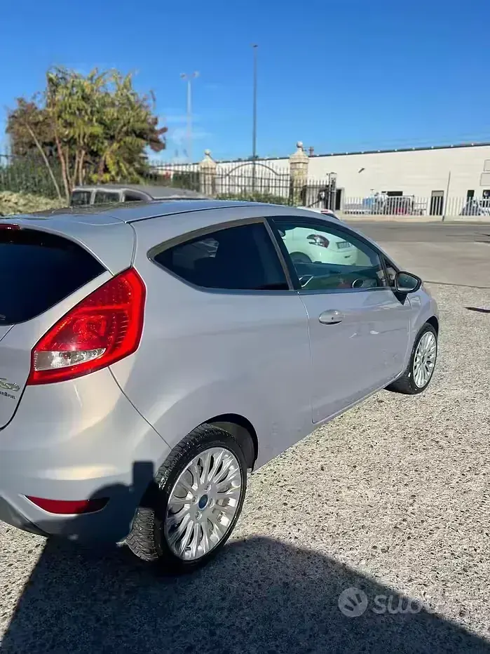Usata Ford Fiesta Titanium 92 CV (67 kW) 2011 Grigio Berlina