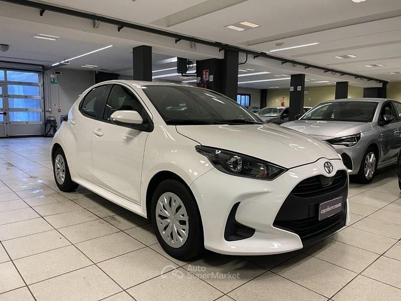 Usata Toyota Yaris Hybrid Active 115 CV (84 kW) 2025 Bianco Berlina