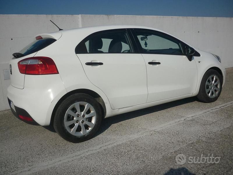 Usata Kia Rio EX 86 CV (63 kW) 2011 Bianco Berlina