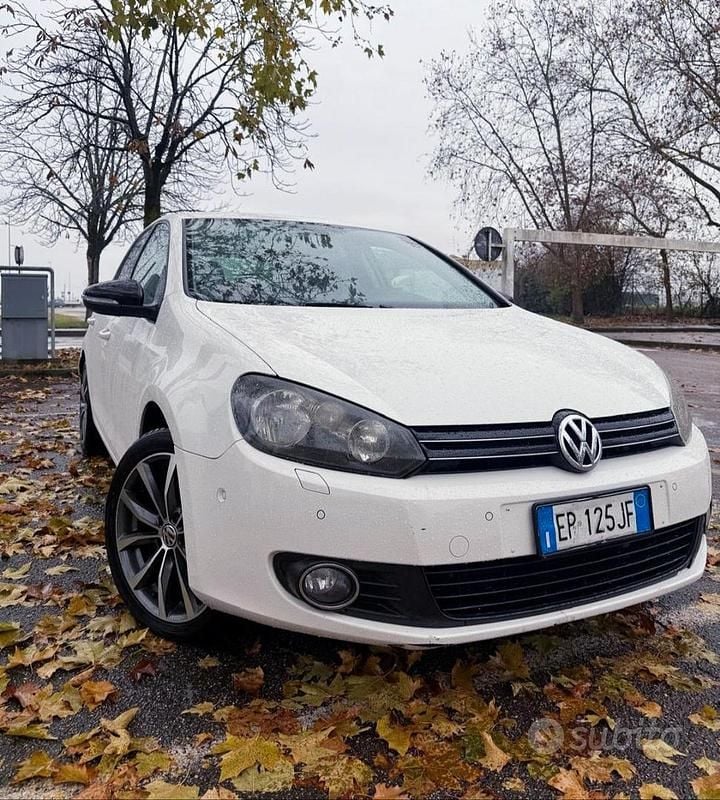 Bianco Usata 2012 VW Golf VI Tre volumi | 5900 € (Buon prezzo) - Immagine 1/4