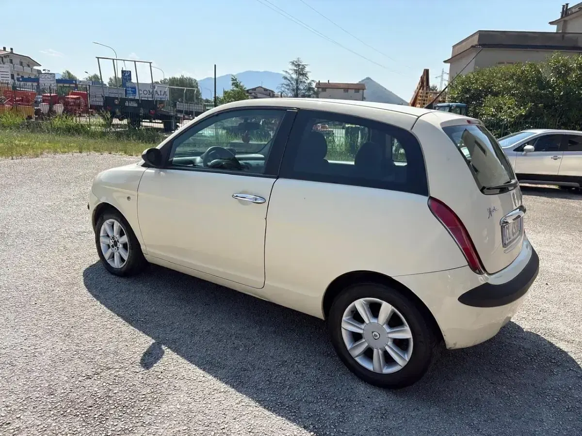 Usata Lancia Ypsilon 69 CV (50 kW) 2004 Beige Utilitaria