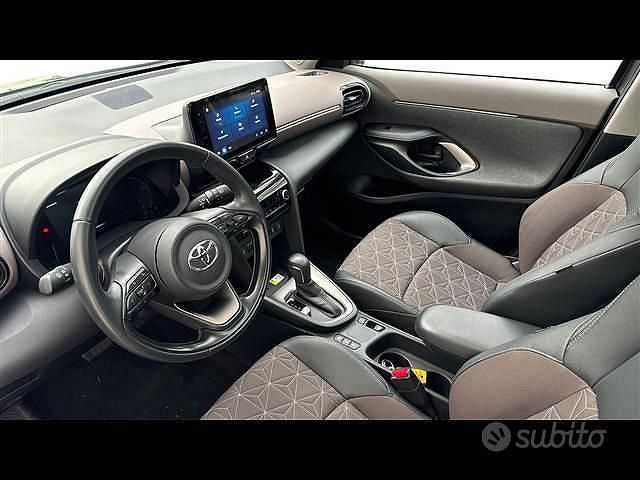 Usata Toyota Yaris Hybrid Lounge 116 CV (85 kW) 2022 Grigio Berlina