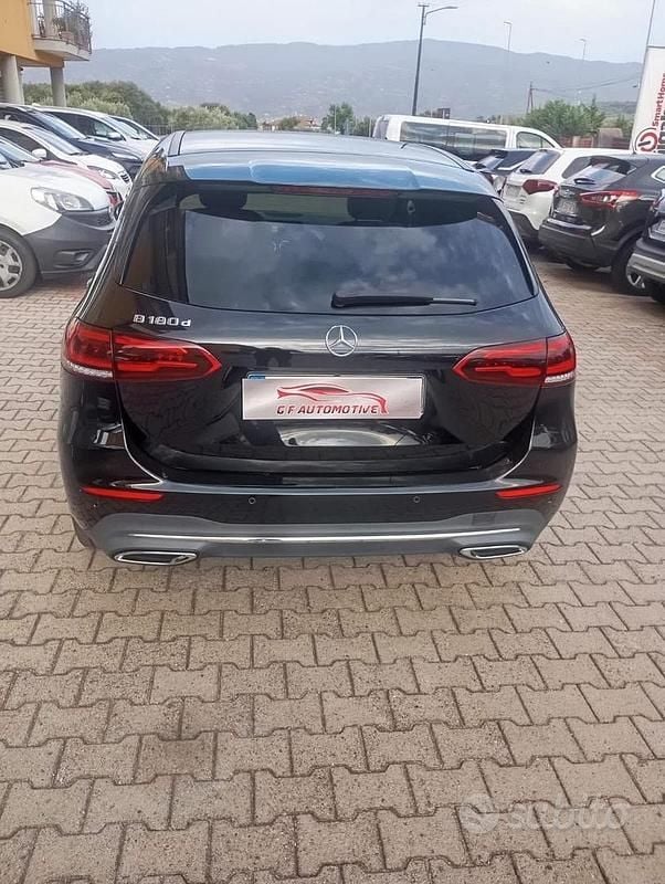 Usata Mercedes B200 150 CV (110 kW) 2022 Nero Monovolume