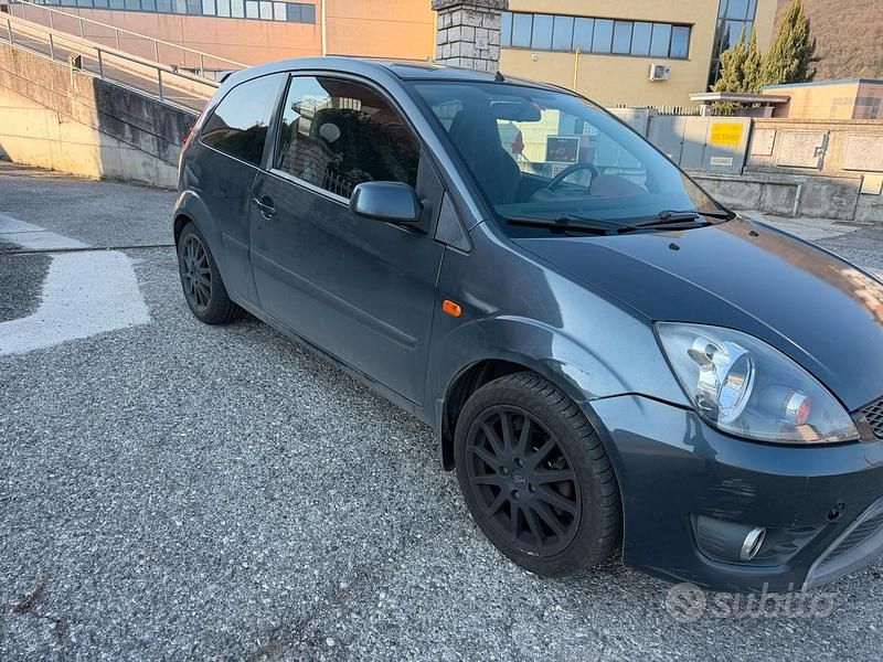 Usata Ford Fiesta 2006 Grigio Utilitaria