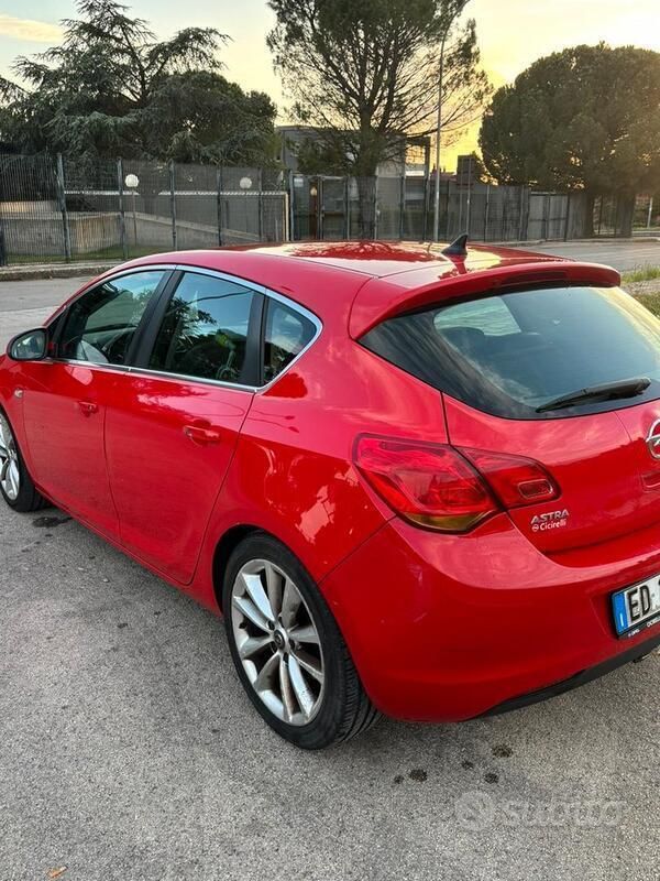 Usata Opel Astra 82 CV (60 kW) 2010 Rosso Berlina