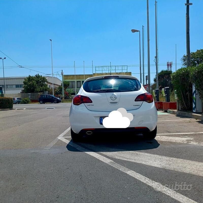 Usata Opel Astra 90 CV (66 kW) 2010 Bianco Berlina
