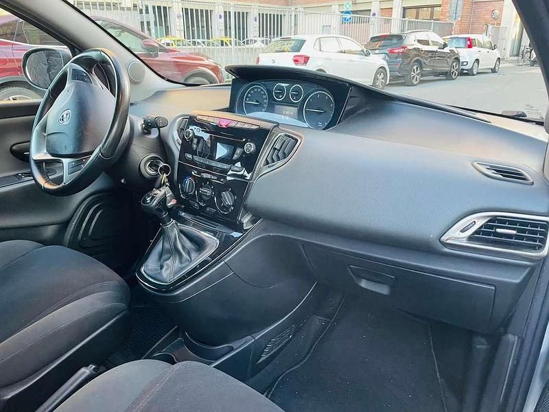 Usado Lancia Ypsilon Silver 95 HP (69 kW) 2015 Prateado Citadino