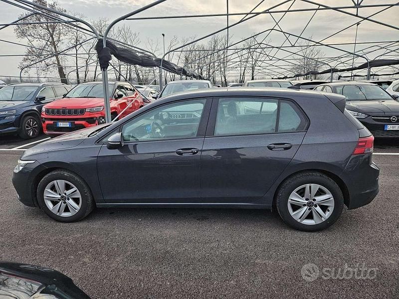 Usata VW Golf VIII Life 110 CV (80 kW) 2023 Grigio Berlina