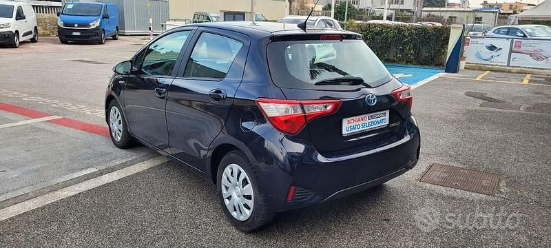Usata Toyota Yaris Hybrid Cool 73 CV (53 kW) 2019 Blu Berlina