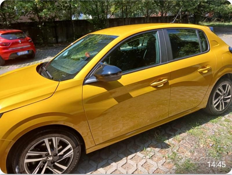 Usata Peugeot 208 101 CV (74 kW) 2023 Giallo Utilitaria
