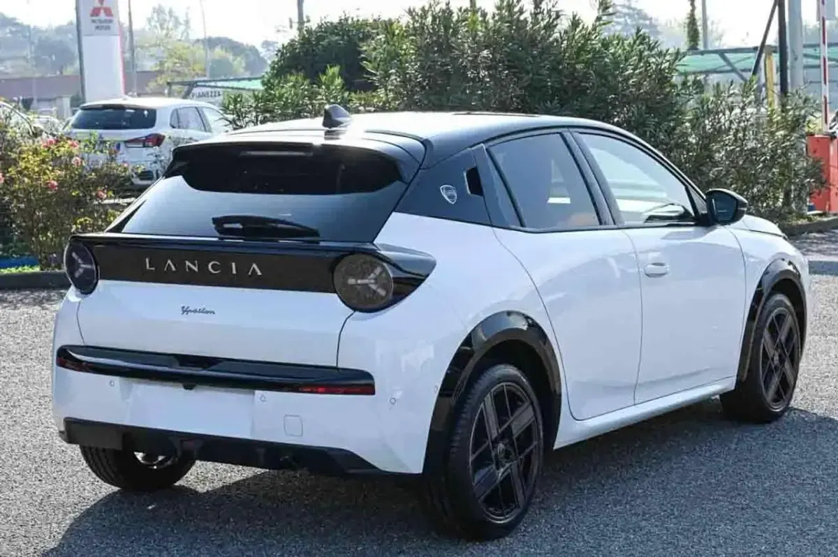 Nuova Lancia Ypsilon 101 CV (74 kW) 2025 Bianco Utilitaria