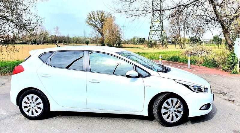 Usata Kia Ceed DREAM-TEAM Edition 116 CV (85 kW) 2015 Utilitaria