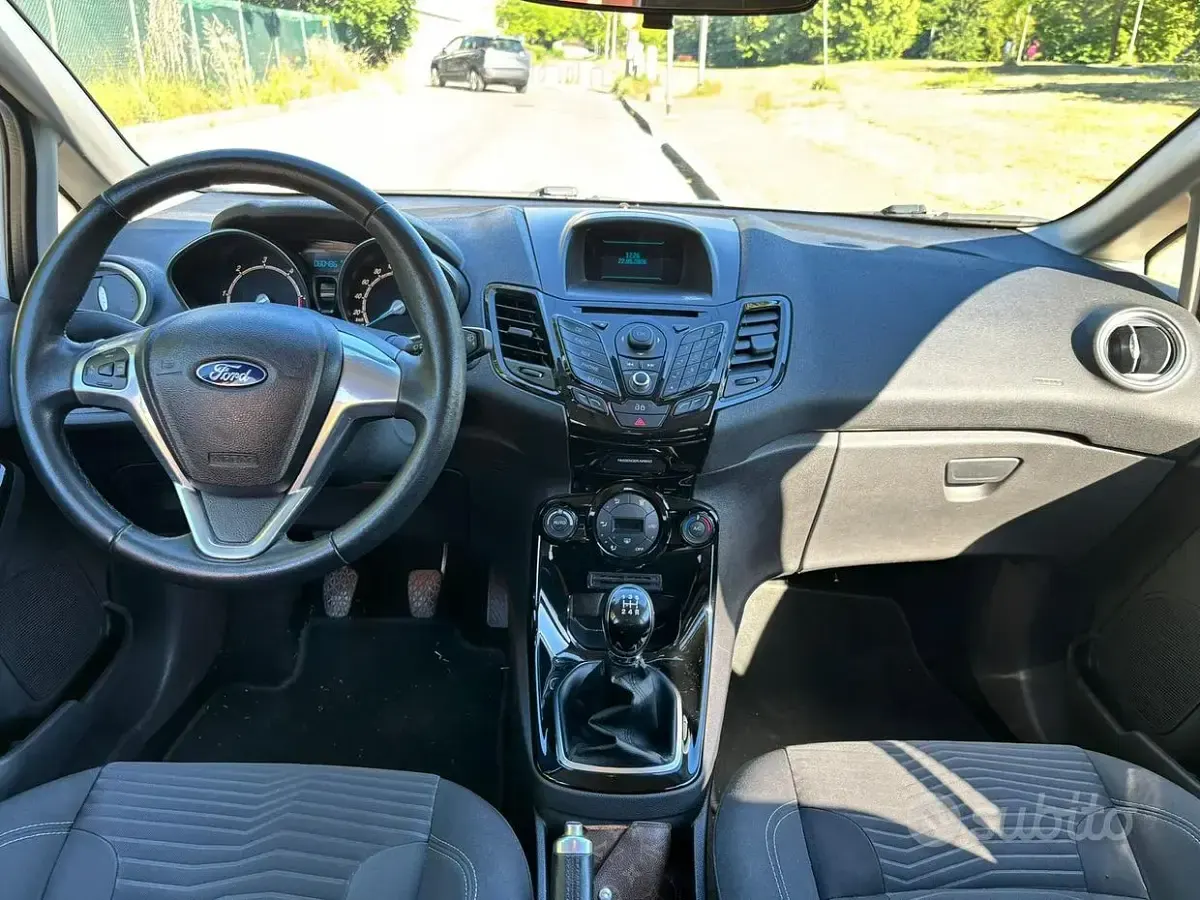 Usata Ford Fiesta 75 CV (55 kW) 2013 Bianco Berlina