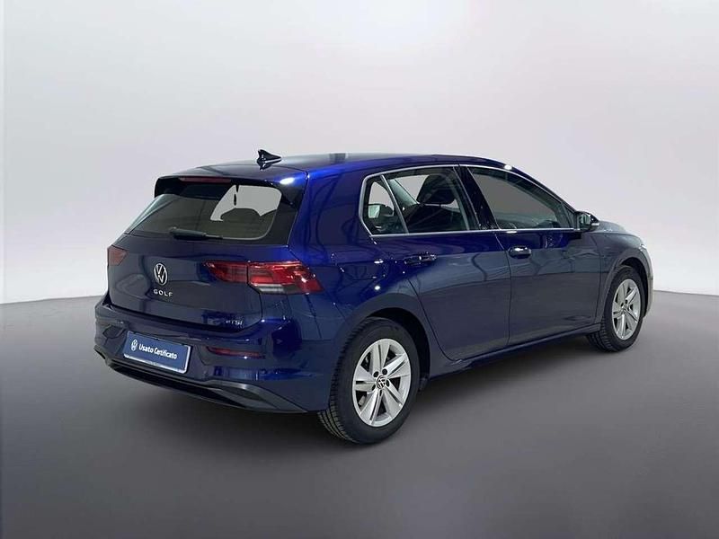 Usata VW Golf VIII Life 110 CV (80 kW) 2024 Atlantic blue metallizzato Berlina