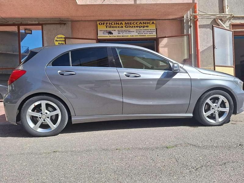 Grigio Usata 2012 Mercedes A200 Tre volumi | 9200 € (Buon prezzo) - Immagine 1/4