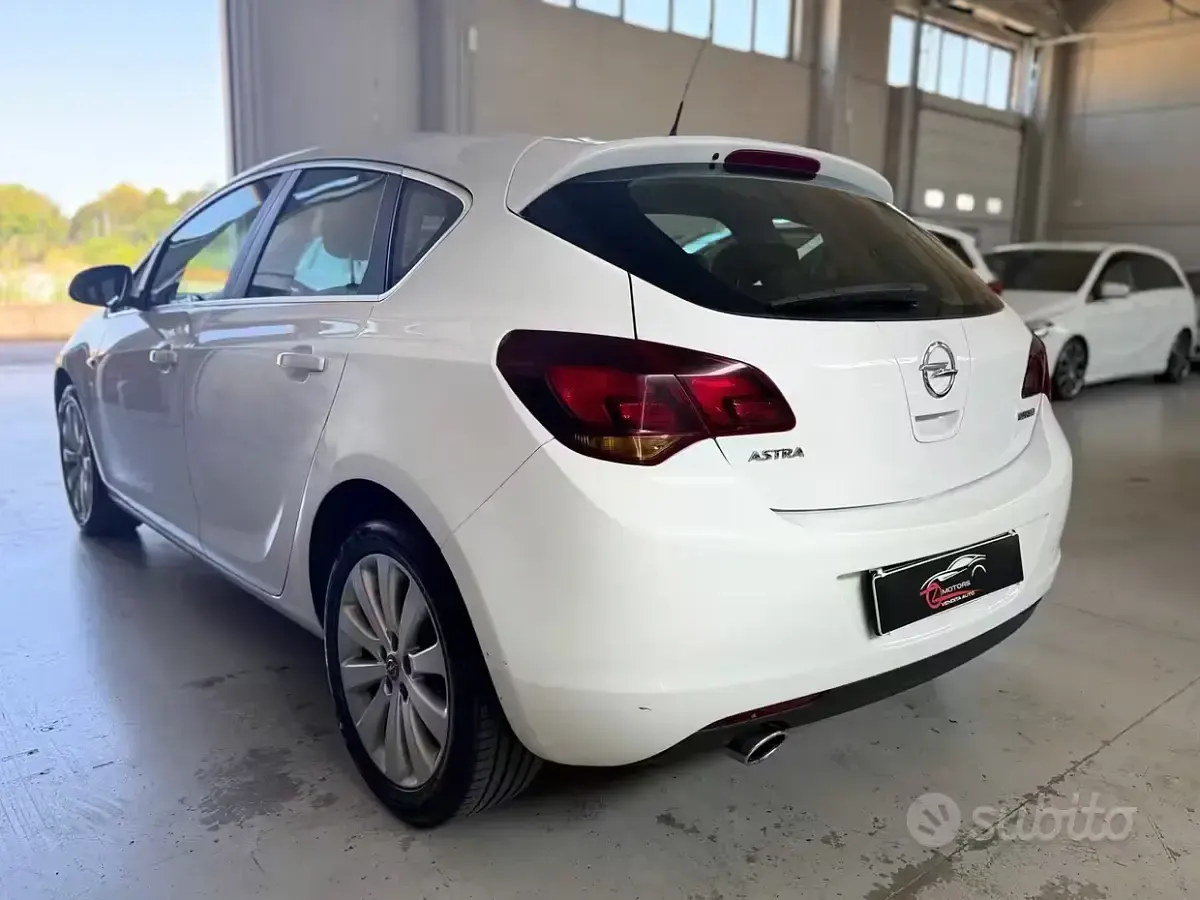 Usata Opel Astra Cosmo 140 CV (102 kW) 2010 Bianco Berlina