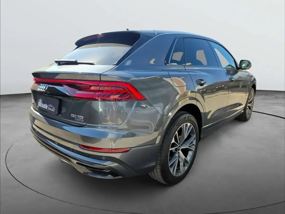 Usata Audi Q8 Sport 286 CV (210 kW) 2023 Grigio daytona SUV