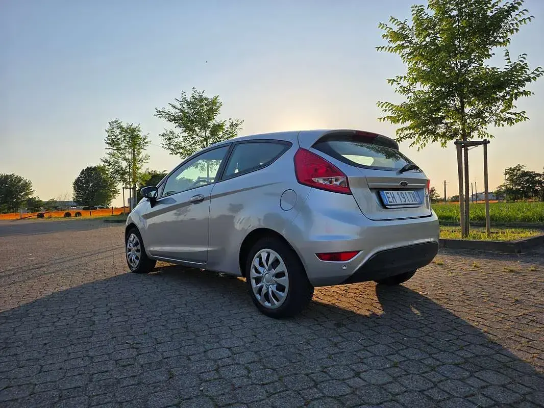 Usata Ford Fiesta 60 CV (44 kW) 2011 Argento Berlina