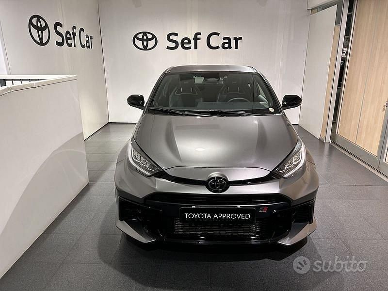 Usata Toyota Yaris 280 CV (205 kW) 2024 Grigio Utilitaria
