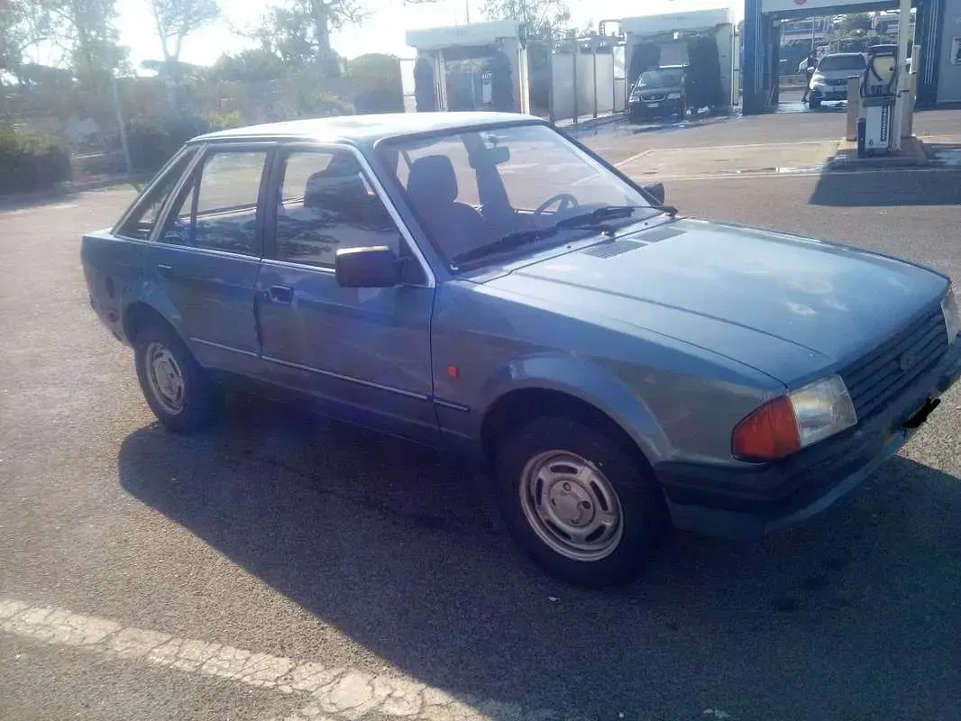 Usata Ford Escort 60 CV (44 kW) 1982 Blu/azzurro Berlina