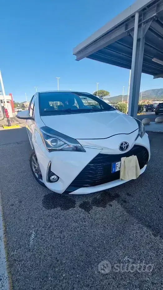 Usata Toyota Yaris Lounge 90 CV (66 kW) 2017 Bianco Utilitaria