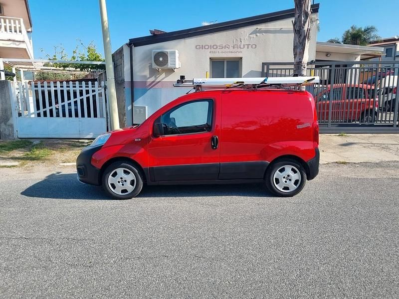 Begagnad Fiat Fiorino 95 HK (69 kW) 2016 Röd Minibuss