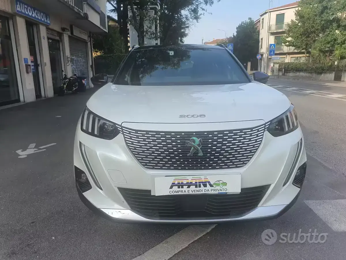 Usata Peugeot 2008 GT 56 kW (77 CV) 2023 Bianco SUV