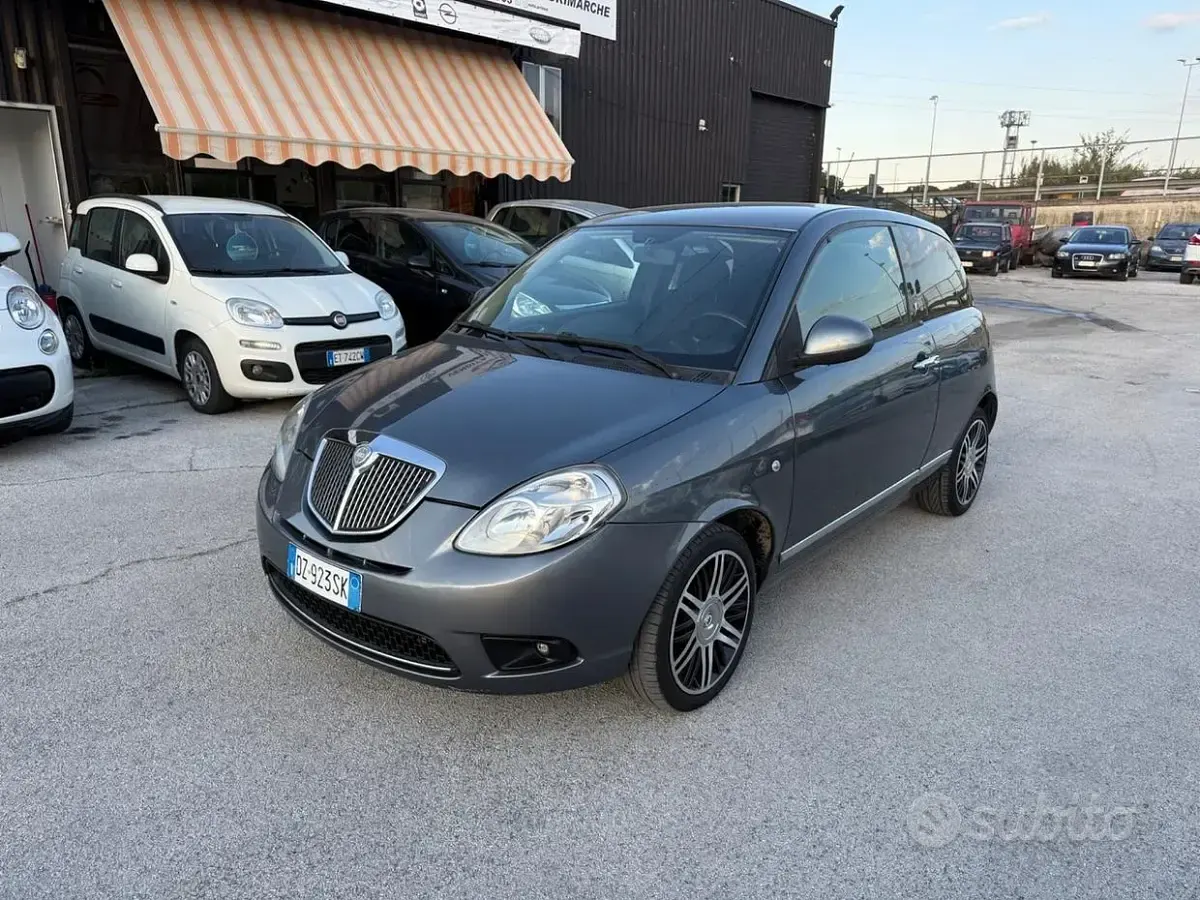 Usata Lancia Ypsilon 75 CV (55 kW) 2010 Grigio Utilitaria