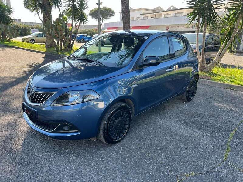 Usata Lancia Ypsilon Silver 69 CV (50 kW) 2022 Blu metallizzato Utilitaria