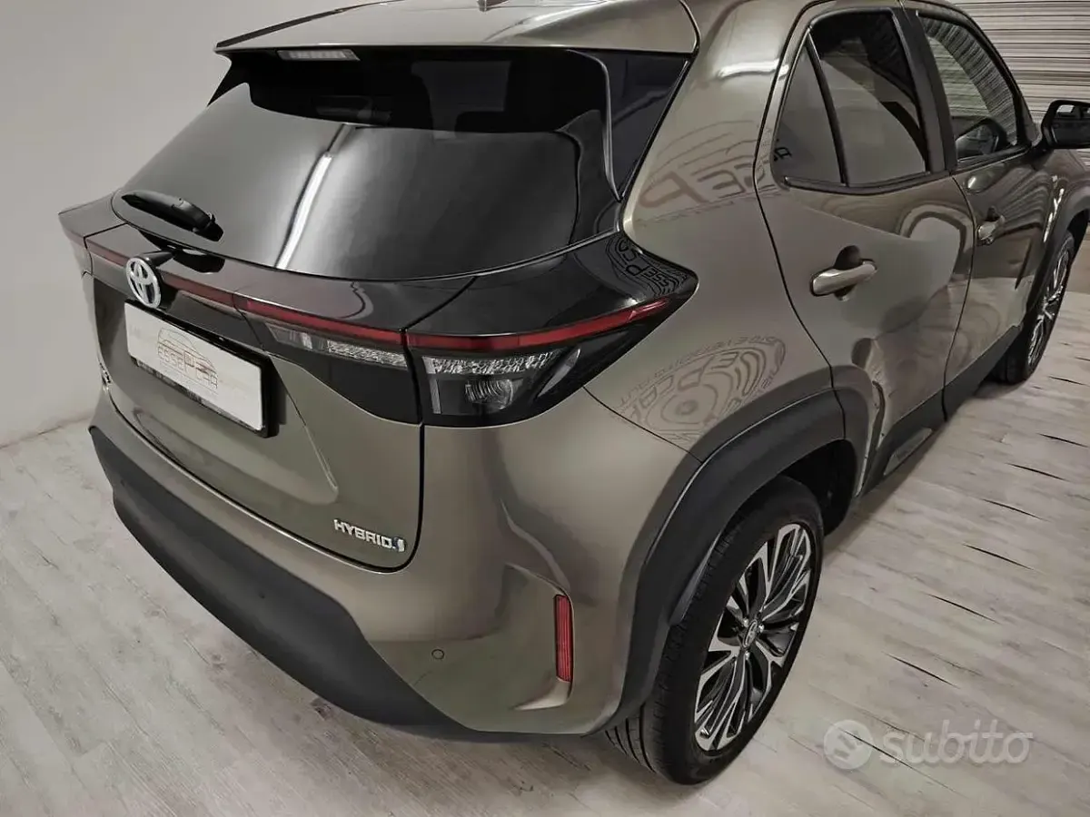 Usata Toyota Yaris Cross Lounge 92 CV (67 kW) 2022 Grigio SUV
