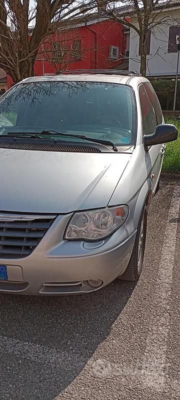 Grigio Usata 2008 Chrysler Voyager Monovolume | 1800 € (Buon prezzo) - Immagine 1/4