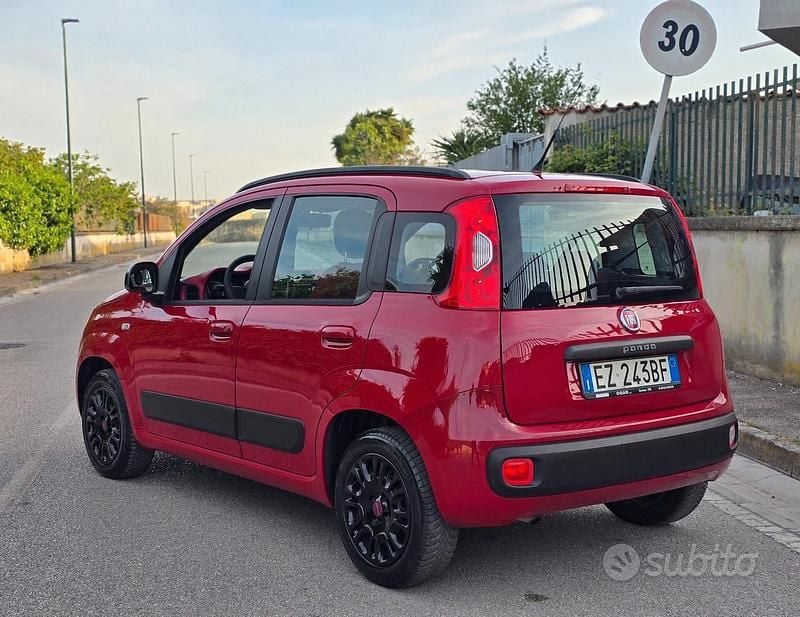 Usata Fiat Panda Lounge 69 CV (50 kW) 2016 Rosso Utilitaria
