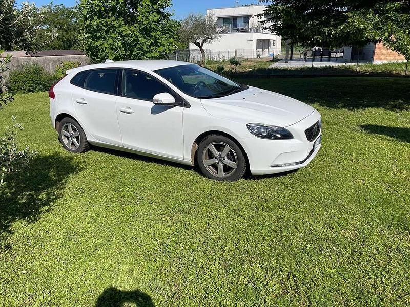 Bianco Usata 2015 Volvo V40 Kinetic Tre volumi | 8200 € (Buon prezzo) - Immagine 1/4