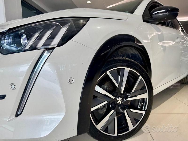 Usata Peugeot 208 GT 102 CV (75 kW) 2022 Bianco(met.) Utilitaria