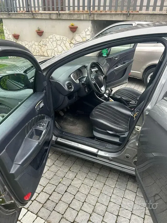 Usata Lancia Delta 120 CV (88 kW) 2011 Grigio Utilitaria