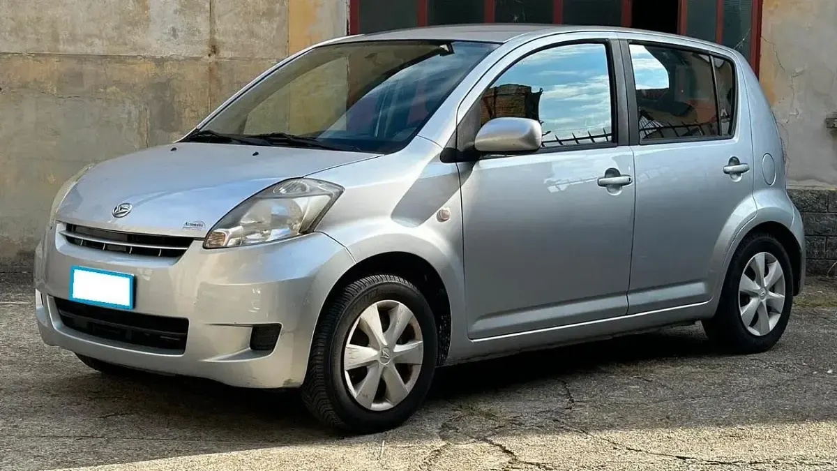 Usata Daihatsu Sirion 69 CV (50 kW) 2011 Argento Utilitaria