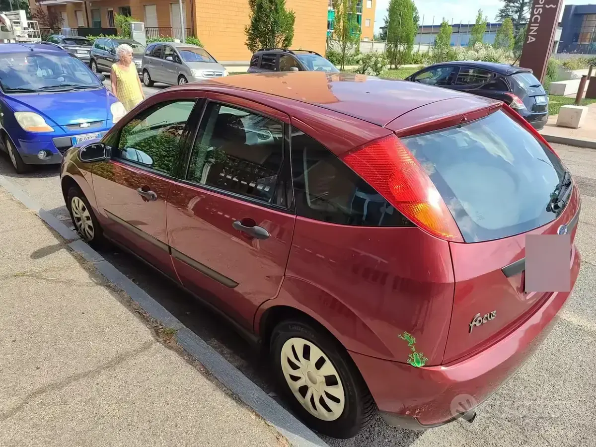 Usata Ford Focus 100 CV (73 kW) 2001 Rosso Utilitaria