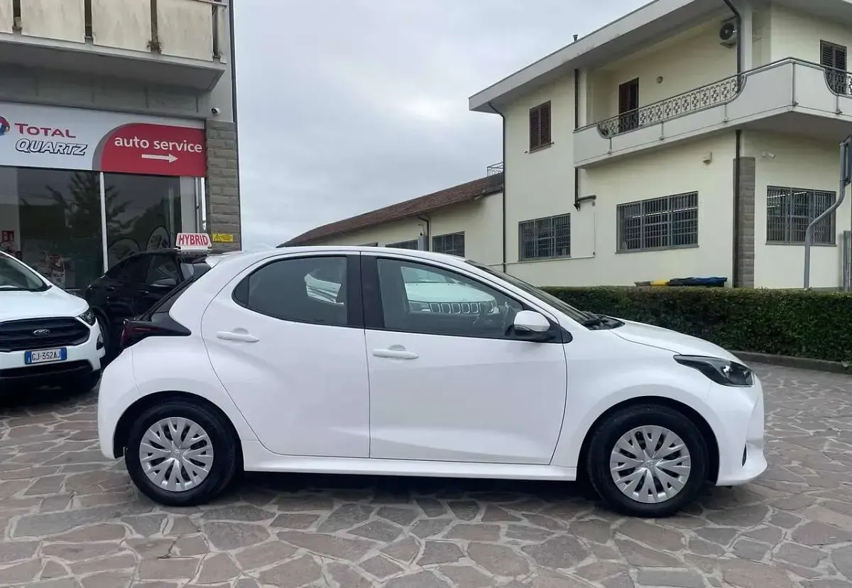 Usata Toyota Yaris Hybrid Active 92 CV (67 kW) 2023 Bianco Berlina