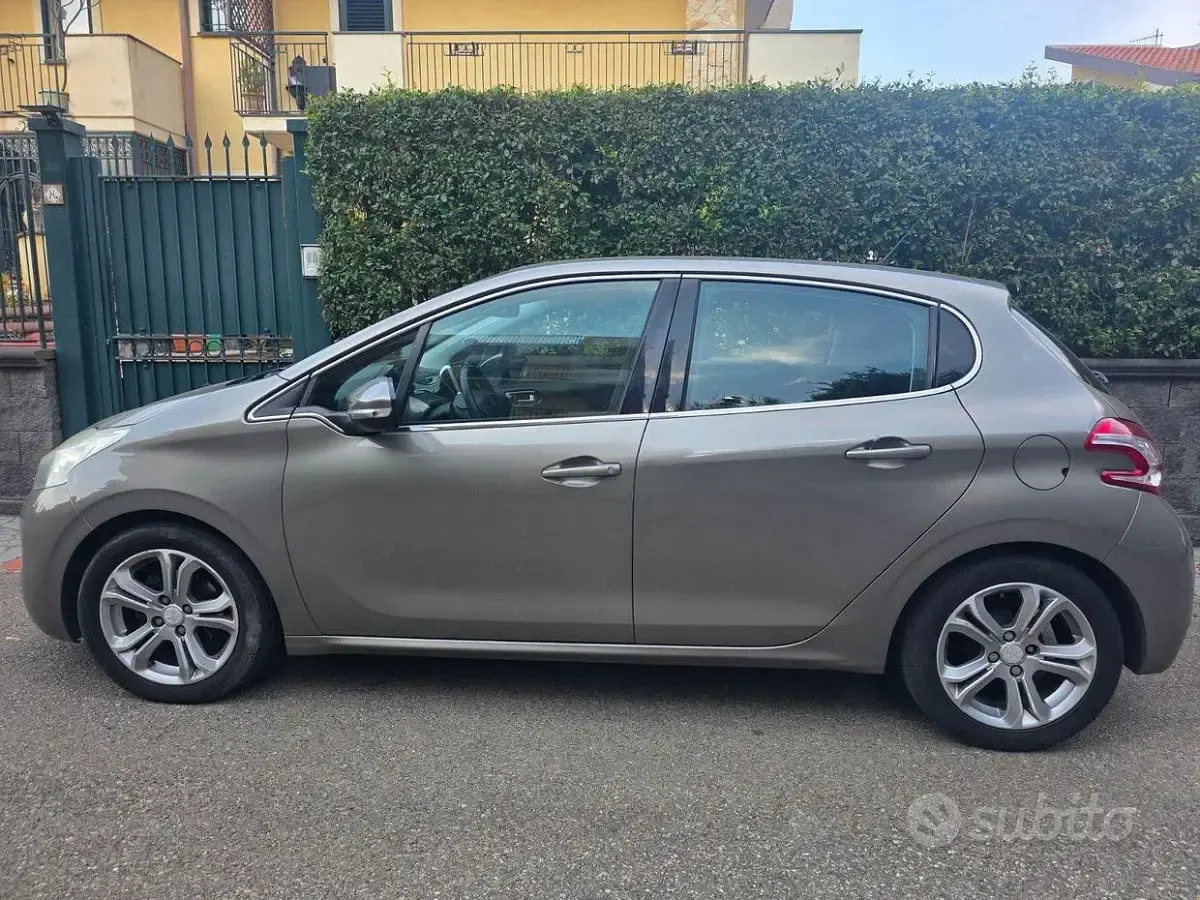 Usata Peugeot 208 Allure 68 CV (50 kW) 2012 Marrone Utilitaria