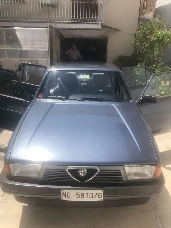 Usata Alfa Romeo 75 110 CV (80 kW) 1987 Grigio Berlina