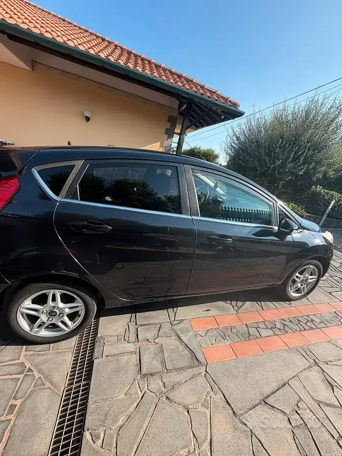Usata Ford Fiesta 75 CV (55 kW) 2013 Berlina